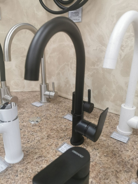 Смеситель кухни черный Latora Lux  1105LL